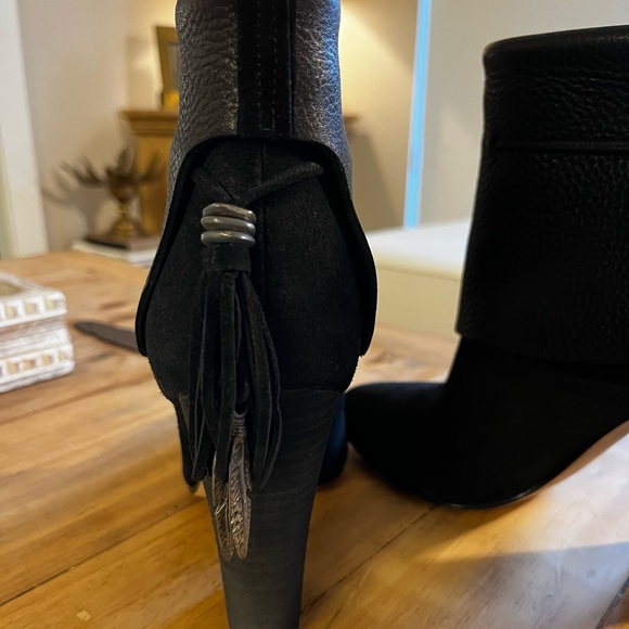 Sigerson Morrison Black Leather/Suede Fringe Booties with Metal Feathers Size 7 - Picture 10 of 11